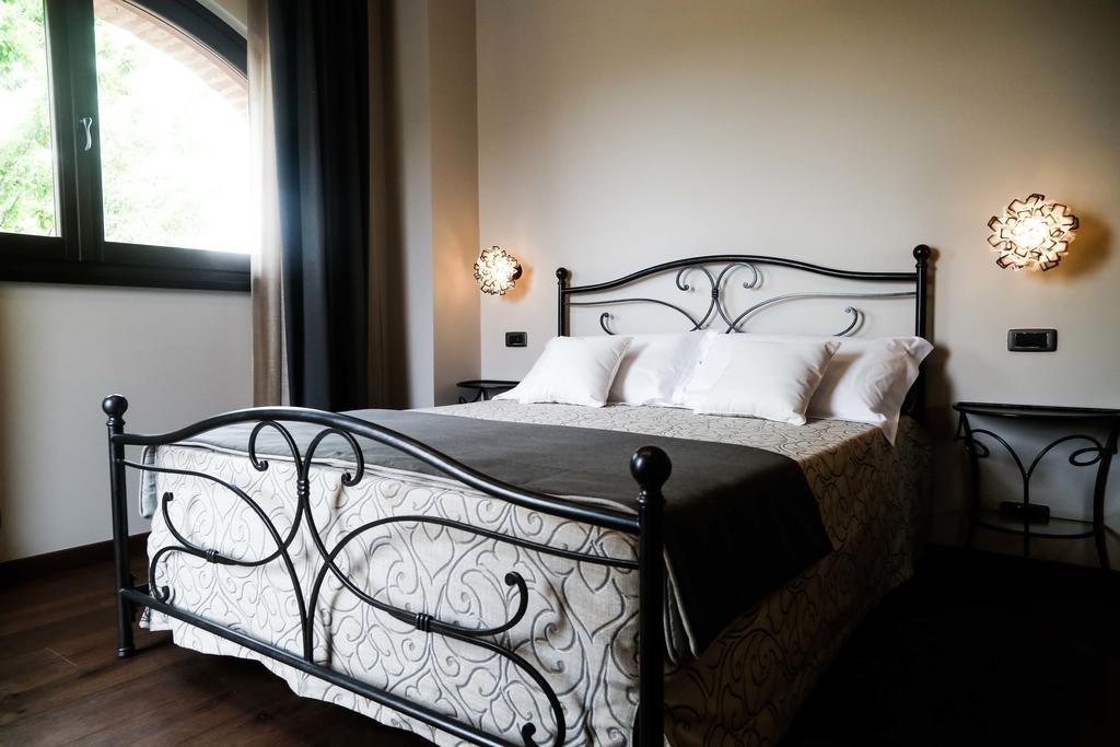 Cascina Cortine Bed & Breakfast Guarene Room photo