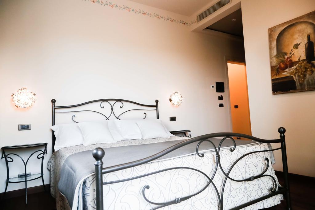 Cascina Cortine Bed & Breakfast Guarene Room photo